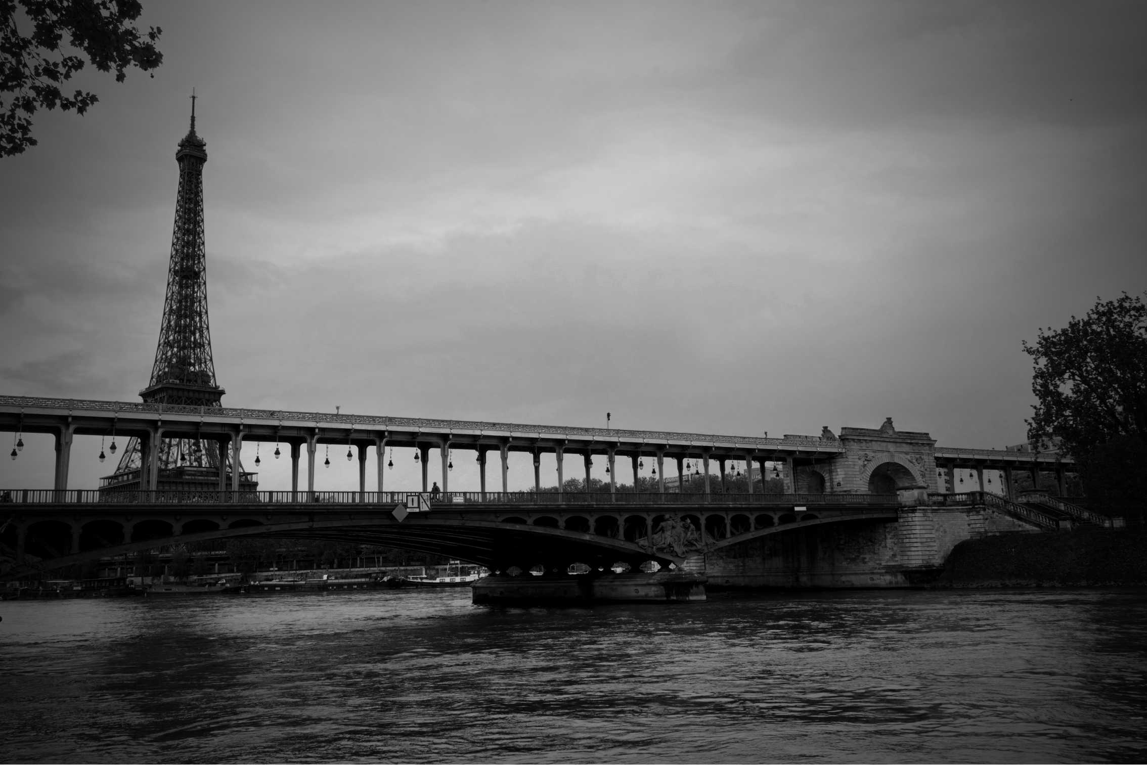 Tour Eiffel avec un pont sur lequel passe le métro parisien